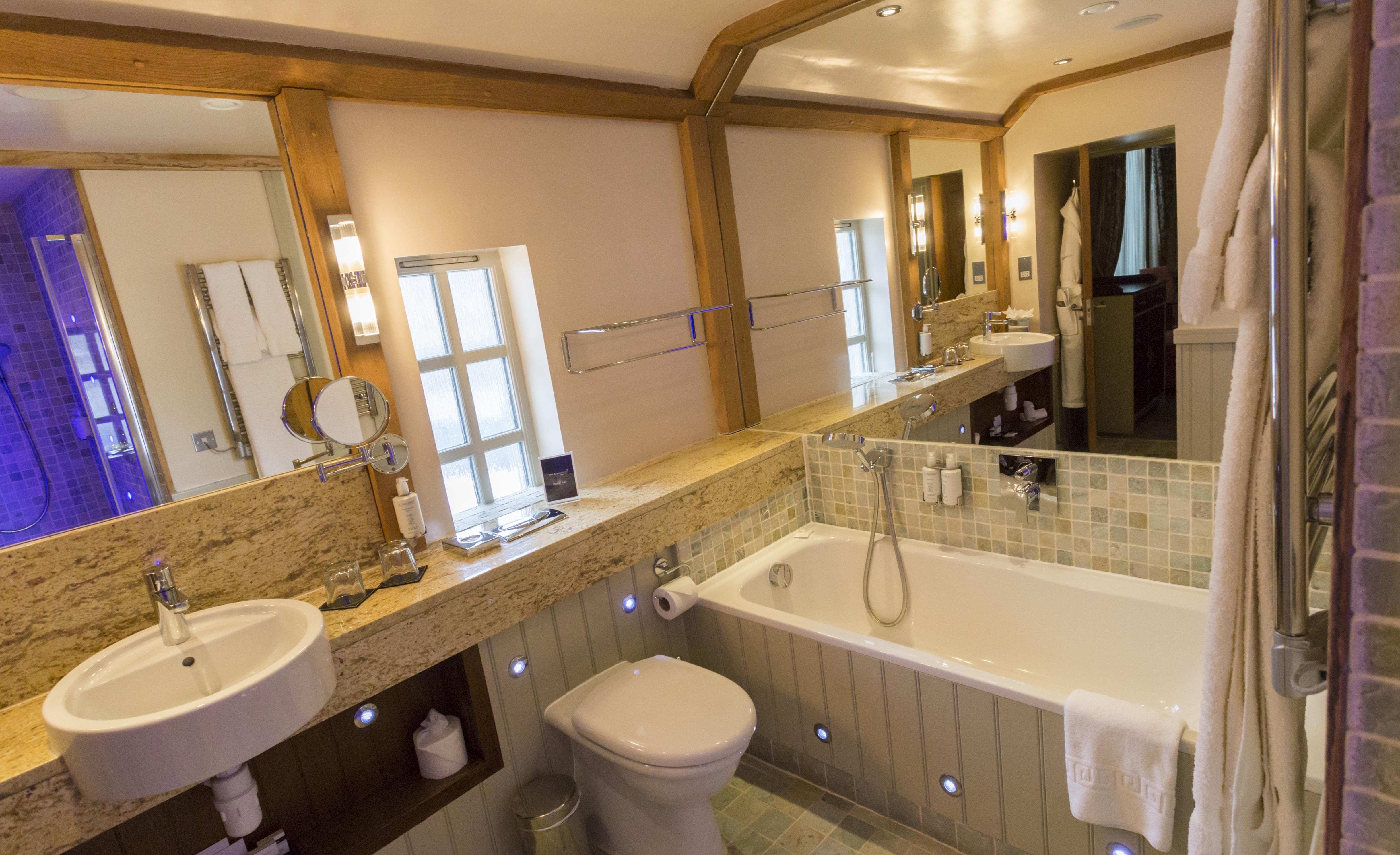The Farmhouse Hotel And Restaurant Saint Saviour ภายนอก รูปภาพ