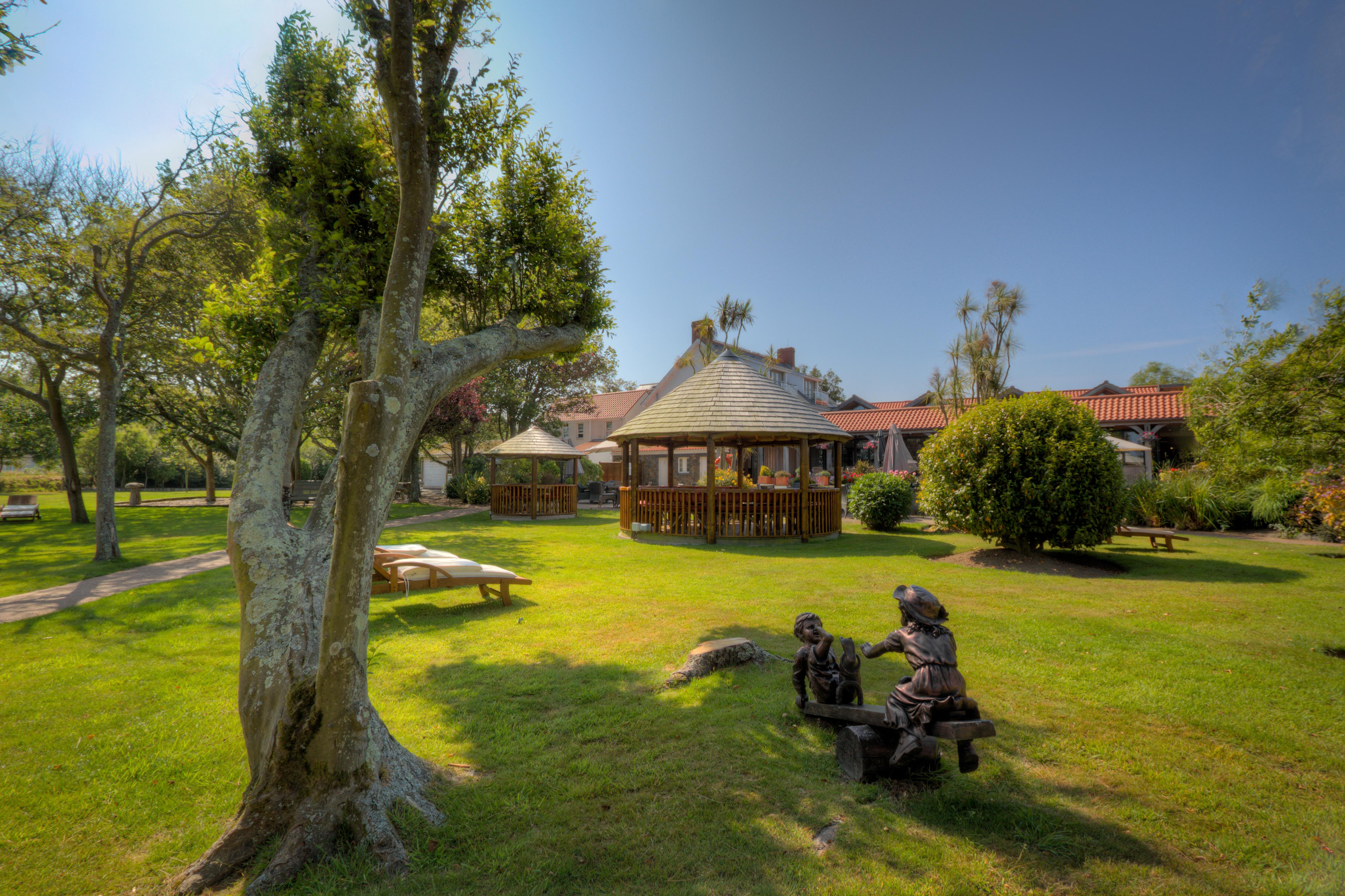 The Farmhouse Hotel And Restaurant Saint Saviour ภายนอก รูปภาพ
