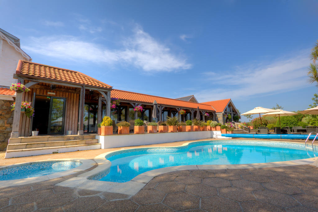 The Farmhouse Hotel And Restaurant Saint Saviour ภายนอก รูปภาพ